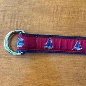 Mens size large D-ring ribbon/canvas belt in burgundy/navy sailboat theme